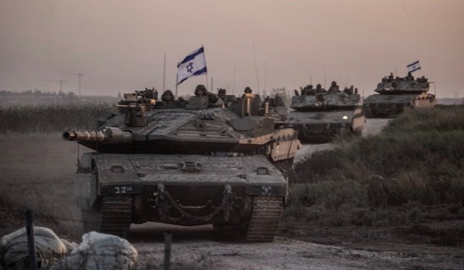 이스라엘과 팔레스타인간의 충돌이 지속되는 가운데 10월 12일(현지시간) 이스라엘 장갑차부대가 가자지구 국경지대에 집결하고 있다. (사진=신화통신)