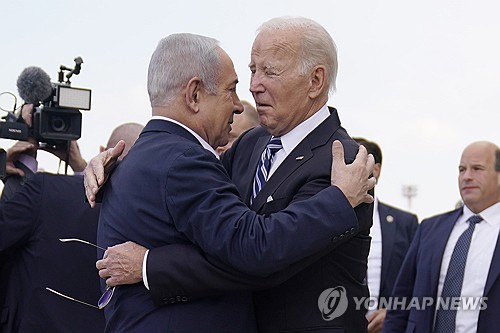 지난 18일(현지시간) 이스라엘을 방문해 베냐민 네타냐후 총리(왼쪽)를 끌어안는 조 바이든 미국 대통령. (사진=AP 연합뉴스)