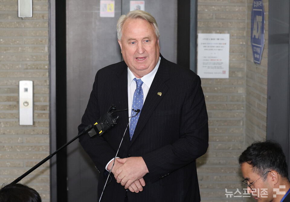 국민의힘 혁신위원장으로 임명된 인요한 연세대 의대 교수가 23일 서울 영등포구 여의도 국민의힘 중앙당사 로비에서 취재진 질문에 답하고 있다. (사진=연합뉴스)