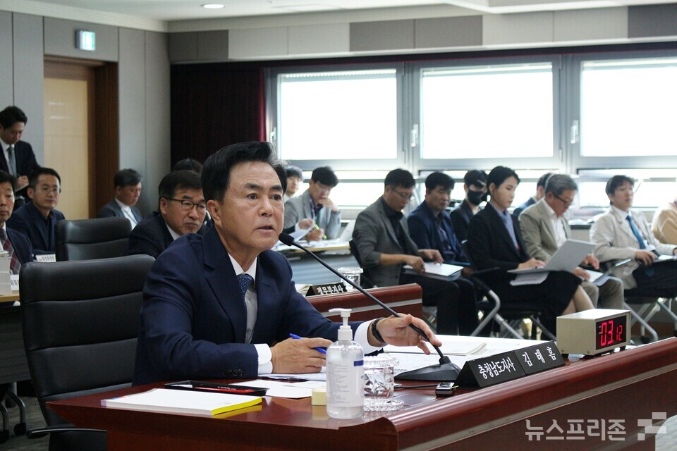 3선 국회의원 출신의 김태흠 충남도지사의 국정감사 데뷔전이 훈훈한 분위기 속에서 끝났다.(사진=박성민기자)