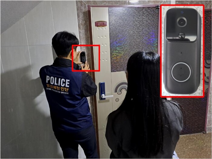 대구중부경찰서가 23일 여성1인가구 등 취약계층을 대상으로 침입범죄예방을 위해 '세이프홈 방범시설물'을 배포하고 있다.(사진=대구 중부서)