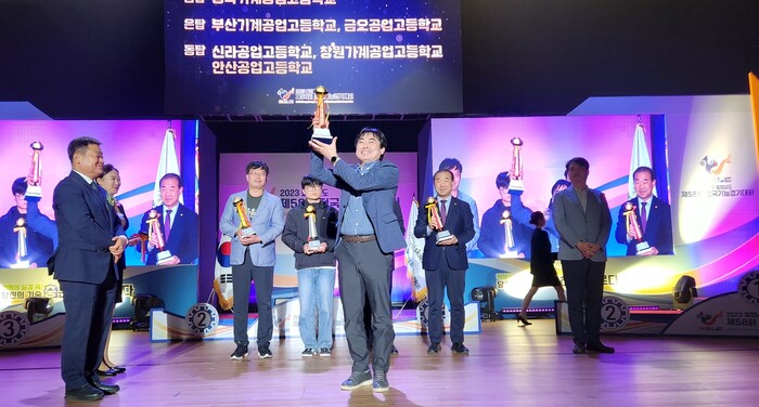 창원기계공고가 제58회 전국기능경기대회에서 동탑을 수상하고 있다.(사진=경남교육청)