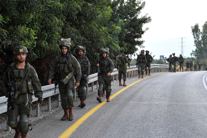 사진: 이스라엘 군인들이 지난 19일(현지시간) 레바논 국경 인근의 도로를 걷고 있다. 이스라엘과 팔레스타인 무장정파 하마스 간 교전이 이어지는 가운데 전선이 친이란 국가 레바논의 무장세력 헤즈볼라의 가세로 이스라엘 북부로 확대될 수 있다는 우려가 커지고 있다.