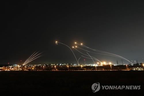 사진: 가자지구에서 발사된 로켓 포탄(왼쪽)과 아이언돔 요격 미사일(오른쪽)