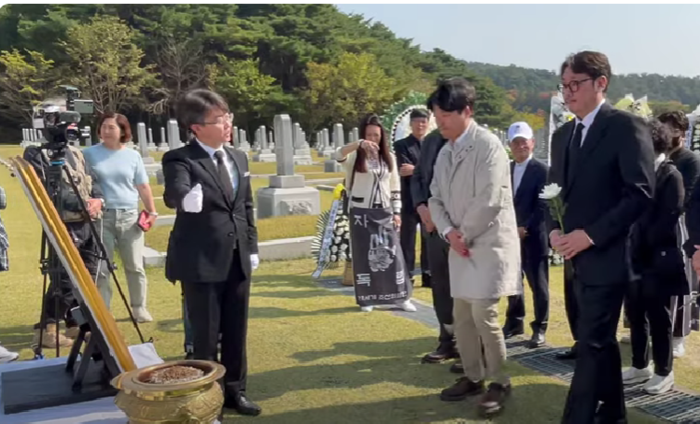 홍범도 기념사업회 홍보대사를 맡고 있는 배우 조진웅씨가 25일 오전 대전 유성구 국립대전현충원에서 열린 홍범도 장군 순국 제80주기 추모식에서 분향하고 있다. 