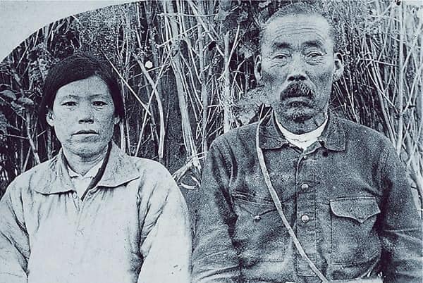 홍범도 장군 부부의 생전 모습과 추모비. 이동순 시인 페이스북 갈무리