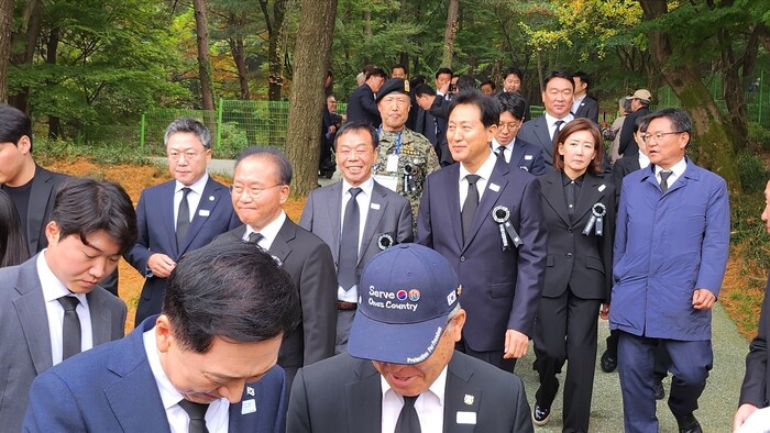26일 오전 서울 동작동 국립서울현충원에서 박정희 전 대통령 서거 제44주기 추도식에 이완영 전의원이 참석하고 있다.(사진=이완영 전 의원)