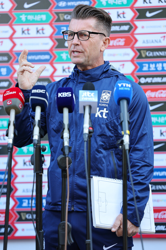 지난 16일 오전 경기도 파주NFC(축구대표팀 트레이닝센터)에서 한국 여자 축구 대표팀 콜린 벨 감독이 훈련에 앞서 인터뷰하고 있다.