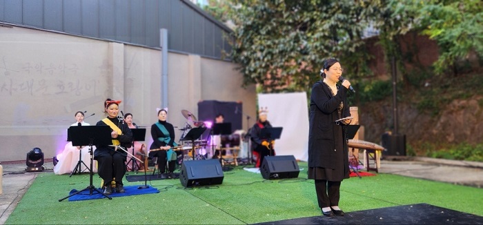 국악창작소놀이터 이정진 대표가 지난 21일 인천공연예술연습공간 야외에서 쇼케이스를 통해 국악음악극 '사대문 호랑이'를 소개하고 있다. (사진=김현무 기자)