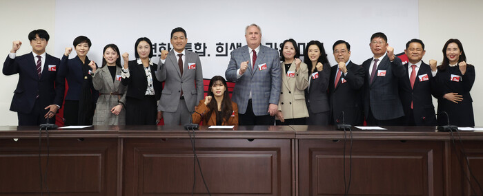 사진: 인요한 위원장을 비롯한 국민의힘 혁신위원들이 27일 서울 여의도 중앙당사에서 열린 혁신위원회 첫 회의에서 사진촬영을 하고 있다.