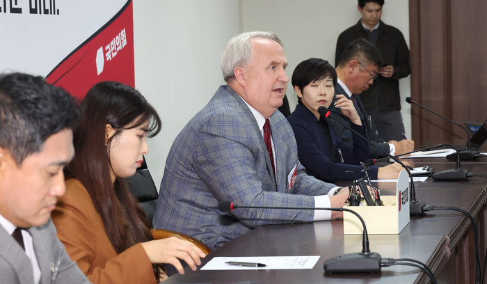 사진: 인요한 국민의힘 혁신위원장이 27일 서울 여의도 중앙당사에서 열린 혁신위원회 첫 회의에서 인사말을 하고 있다.