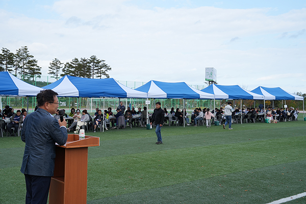 지난 28일 경북 울진군 북면 흥부생활체육공원에서 열린 '제2회 미래융합대학 총동문 체육대회'서 손병복 울진군수가 축사를 하고 있다.(사진=경일대)