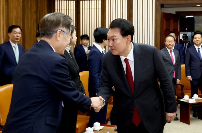 윤석열 대통령이 31일 2024년도 정부 예산안에 대한 시정연설에 앞서 국회의장 접견실에 열린 사전 환담에서 이재명 더불어민주당 대표와 인사하고 있다. (사진=대통령실사진기자단)