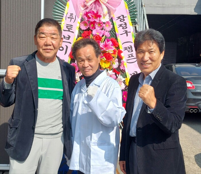 권혁봉 대표 장정구챔프 노병후 회장(왼쪽부터)