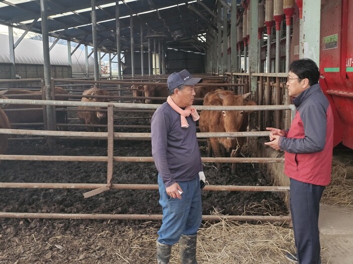 최용규 변호사(사진 왼쪽)가 럼피스킨병 확산으로 어려움을 겪고 있는 축산농가를 찾아 애로사항을 듣고 있다.(사진=최용규 변호사)