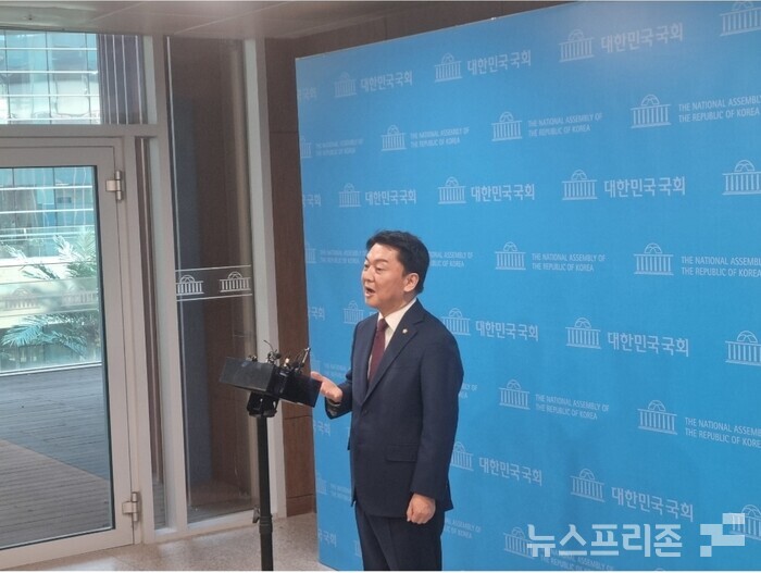 안철수 국민의힘 의원이 국회 소통관에서 기자들의 질의에 답변하고 있다.(사진=최문봉 기자)