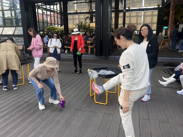 ‘제17회 거제섬꽃축제’ 행사장을 찾은 외국인 관광객들이 한국 전통놀이를 체험하고 있다.(사진=거제시)