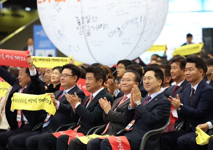 사진 설명: 국민의힘 김기현 대표(앞줄 오른쪽 부터), 윤재옥 원내대표, 유의동 정책위의장, 김성원, 이철규 의원 등이 3일 경기도 고양시 킨텍스에서 윤석열 대통령이 참석한 가운데 열린 대한민국 소상공인대회 개막식에 자리하고 있다. 
