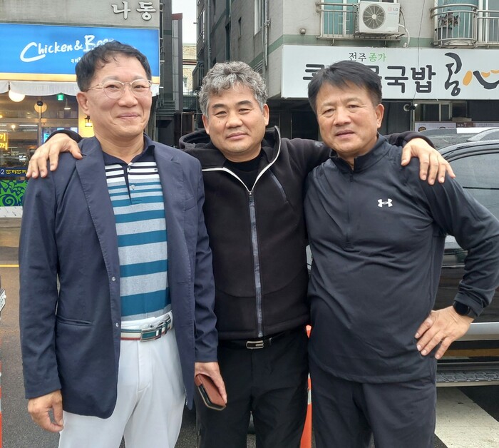 주동근 회장과 김용석사범 염철수 대표(우측)
