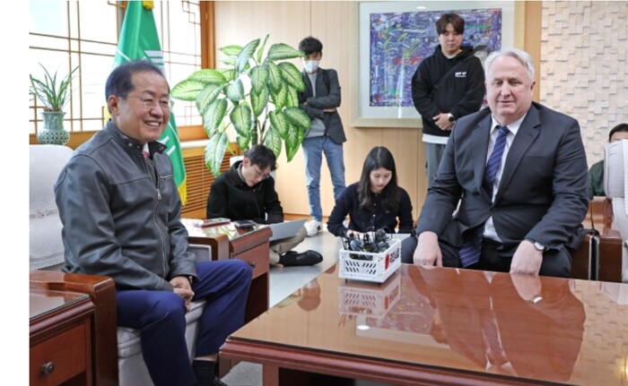 홍준표 대구시장(왼쪽)과 국민의힘 인요한 혁신위원장이 8일 대구 북구 대구시청 산격청사에서 면담을 하고 있다. (사진=연합뉴스)