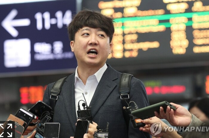 국민의힘 이준석 전 대표가 9일 동대구역에서 취재진의 질문에 답하고 있다.(사진=연합뉴스)