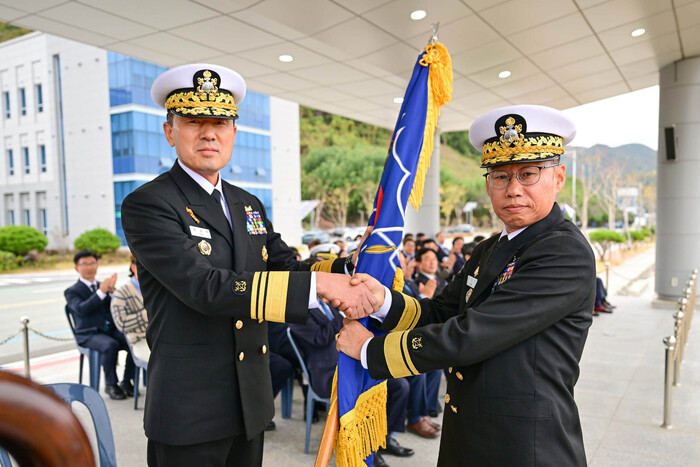 9일 잠수함사 연병장에서 진행된 제7대 잠수함사령관 취임식에서 최성혁(왼쪽) 해군작전사령관이 강정호 신임 해군잠수함사령관에게 군기를 이양하고 있다.(사진=잠수함사령부) 