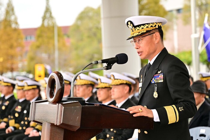 9일 잠수함사 연병장에서 진행된 제7대 잠수함사령관 취임식에서 강정호 신임 잠수함사령관이 취임사를 하고 있다.(사진=잠수함사령부)  