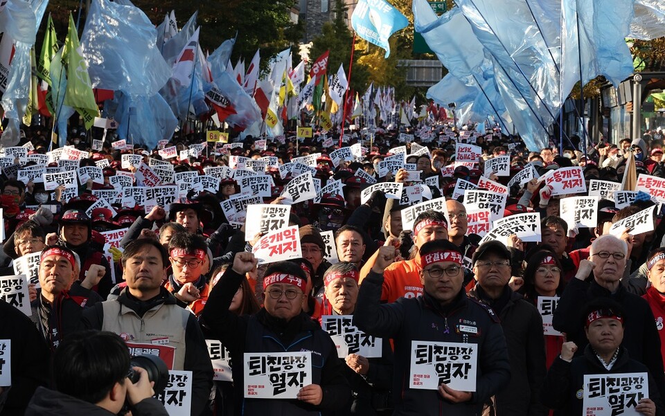 구호 외치는 민주노총= 11일 서울 서대문역 부근에서 열린 민주노총 전국노동자대회에서 참석자들이 피켓을 들고 구호를 외치고 있다.