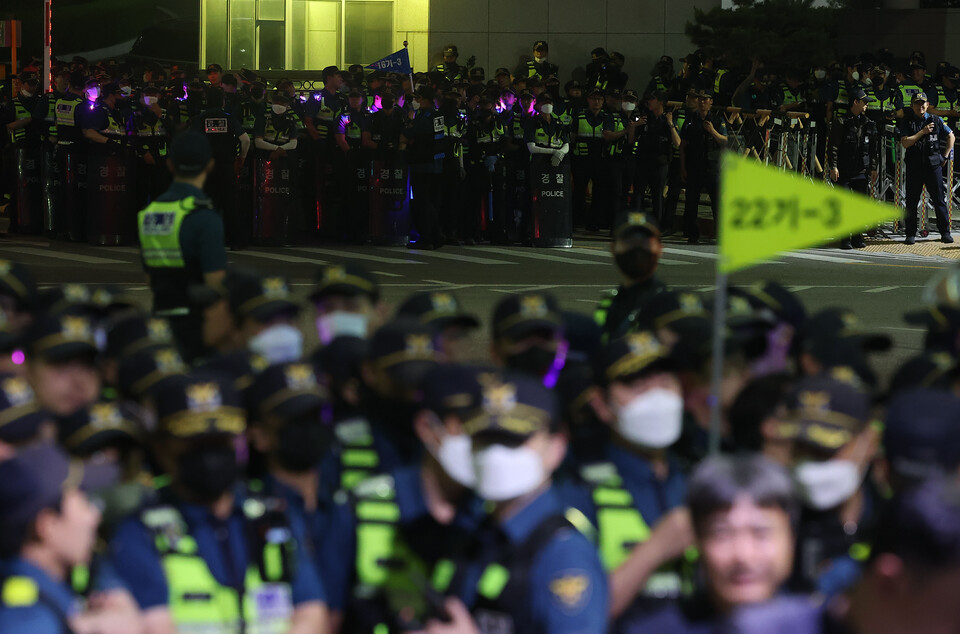 양대 노총이 토요일인 11일 서울 도심에서 대규모 집회를 예고한 가운데 경찰이 신고 범위를 벗어난 차로 점거, 경찰관 폭행 등 불법 행위에 엄정 대응한다는 방침을 세웠다.