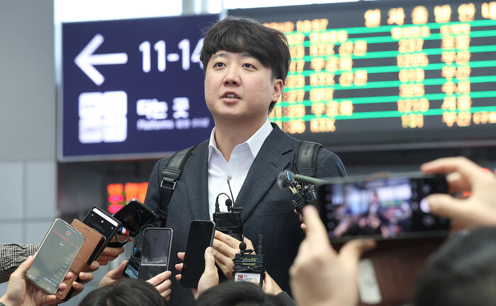 사진:  지난 9일 이준석 전 국민의힘 대표가 동대구역에서 취재진의 질문에 답하고 있다.