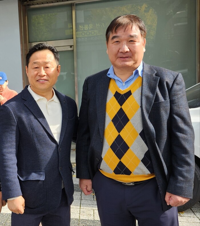 홍성민 회장과 이해정 팀장(우측).