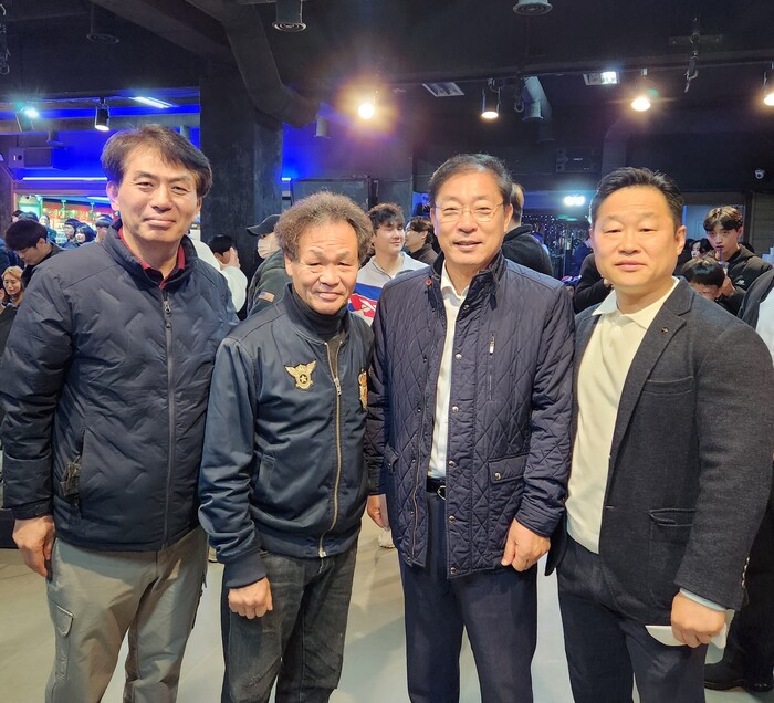 황광선 과장 장정구챔프 김창옥 회장 홍성민 회장(우측).
