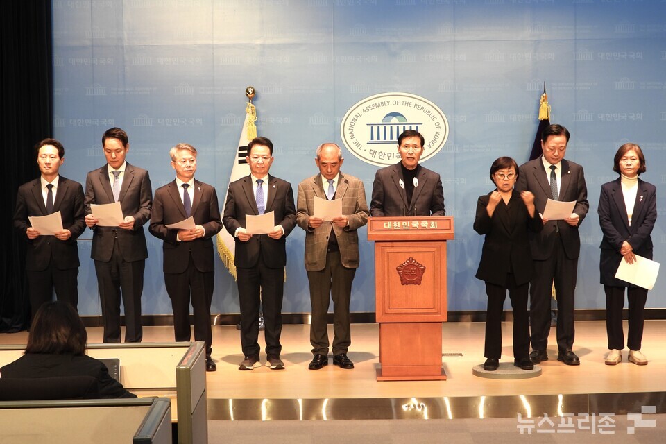 더불어민주당 의원들이 15일 서울 여의도 국회 소통관에서 '위성정당 방지법' 당론 추진 기자회견을 하고 있다. (사진=김정현 기자)