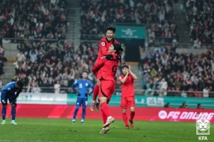 손흥민이16일 상암월드컵경기장에서 열린 2026  북중미 월드컵 아시아지역 2차 예선 C조 1차전 싱가포르와의 경기에서 후반 18분 3번째 골을 터뜨린 후 조규성과 기쁨을 나누고 있다(사진제공=대한축구협회)