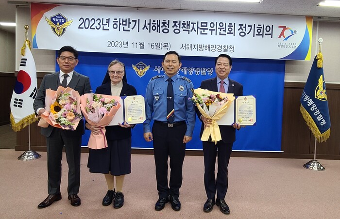 여수광양항만공사 박성현 사장(오른쪽 첫 번째)이 해양경찰로부터 감사장 수여 후 서해지방경찰청장, 정책자문위원들과 기념촬영을 하고 있다. (사진=여수광양항만공사)