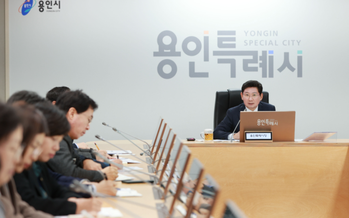 20일 열린 용인특례시 간부회의에 참석한 이상일 용인특례시장 "이동읍 반도체 신도시의 수용 대상이 된 시민 의견 수렴하고, 합당한 보상ㆍ이주 대책 마련에 만전 기하라”고 관계자 들에게 주문했다.(사진=용인특례시)