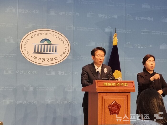 권칠승 더불어민주당  수석대변인이 22일 국회 소통관에서 브리핑을 하고 있다.(사진=최문봉 기자)