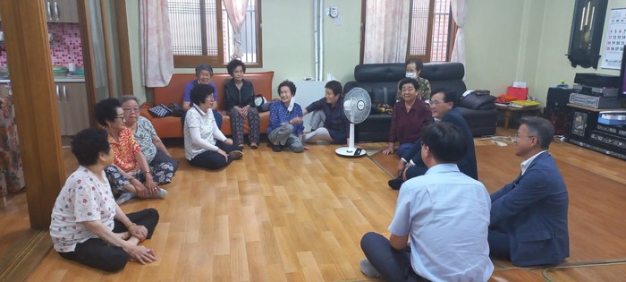 경로당 점검 나선 김선민 마산합포구청장이 어르신들과 이야기를 나누고 있다.(사진=창원시)