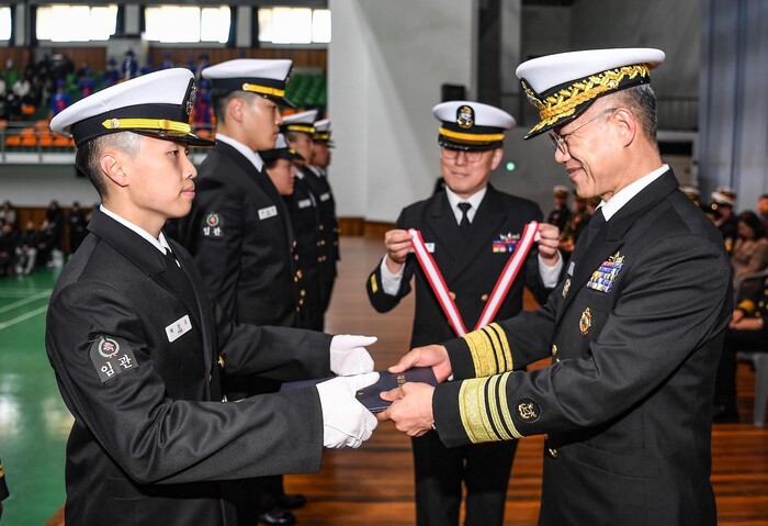 박선오 하사가 해군부사관 281기 임관식에서 이성열 사령관에게 국방부장관상을 수여받고 있다.(사진=서준혁 중사)