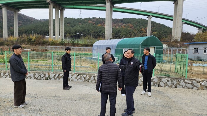 유재준 성산구청장이 귀산동 일원 민원현장 점검 나서 주민들의 의견을 청취하고 있다.(사진=창원시) 