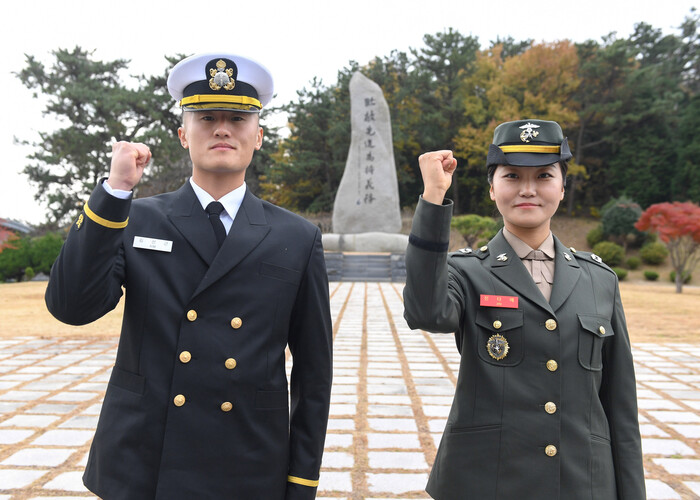 ‘제135기 해군∙해병대 사관후보생(OCS) 임관식’에서 장관상을 수상하는 김선근 해군소위 진다예 해병소위.(사진=해군사관학교) 
