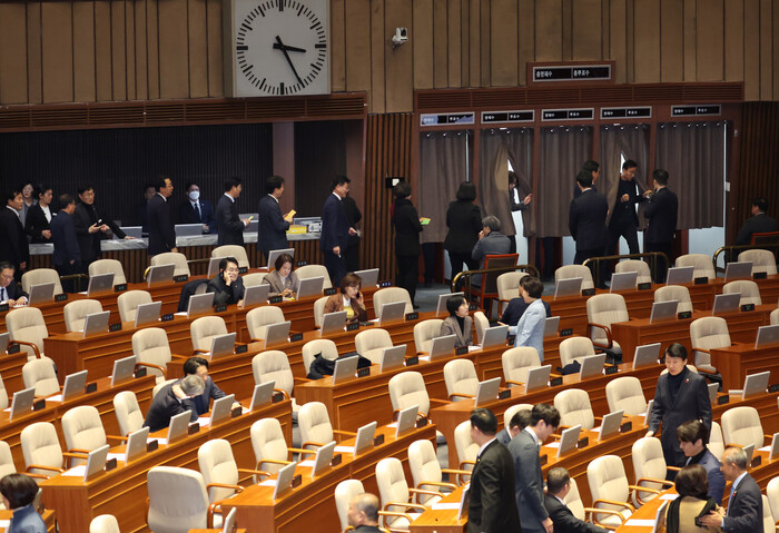 1일 국회 본회의장에서 야당 의원들이 손준성, 이정섭 검사 탄핵소추안 투표를 하고 있다.(사진=연합뉴스)