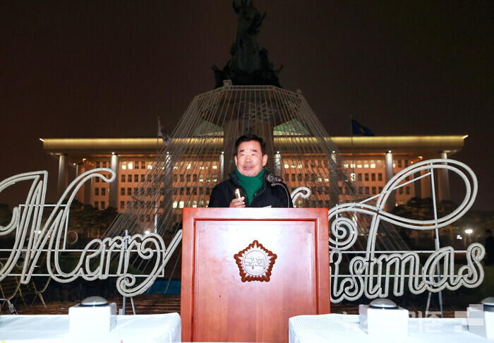 국회 성탄트리 점등식에서 축사하는 김진표 국회의장(사진=국회사무처)