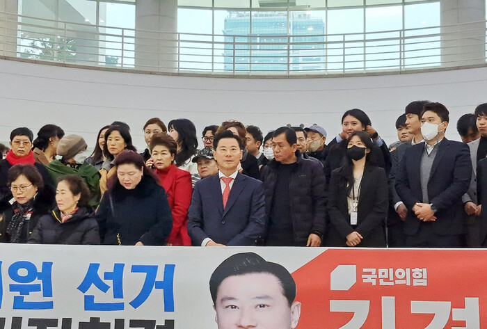 11일 대전시의회 로비에서 김경석 전 대전 서구의원이 서구갑 지역 총선 출마를 선언하고 있다.(사진=뉴스프리존)