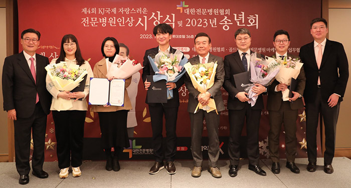 왼쪽부터 대한전문병원협회 이상덕 회장, 아인병원 감염관리실 이옥미 팀장, 윌스기념병원 감염관리팀 임헌주 간호사, 조동찬 SBS 기자, (의)경동의료재단 효성병원 박경동 이사장, 부천자생한방병원 행정실 정용환 실장, 우리아이들병원 기획조정실 황산성 과장, 국제약품 남태훈 대표. (사진=국제약품)