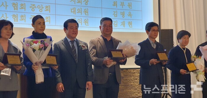 박홍용 거창군지회장 등 수상자들의 기념 촬영 모습.(사진=이태헌 기자)