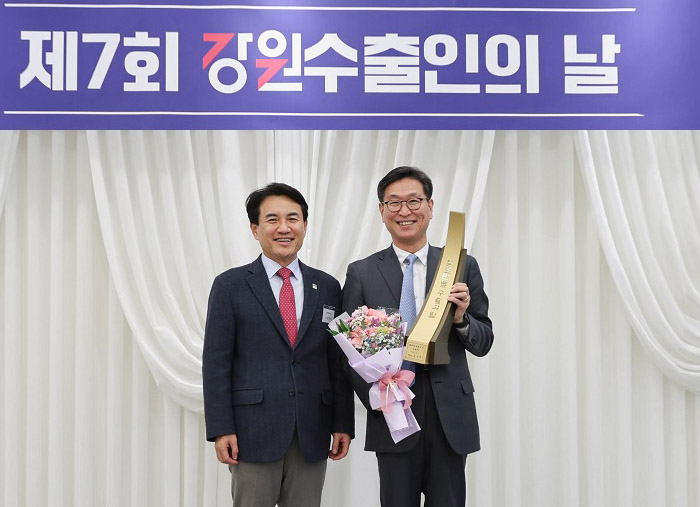 휴젤 한선호 대표집행임원(오른쪽)과 김진태 강원특별자치도지사. (사진=휴젤)