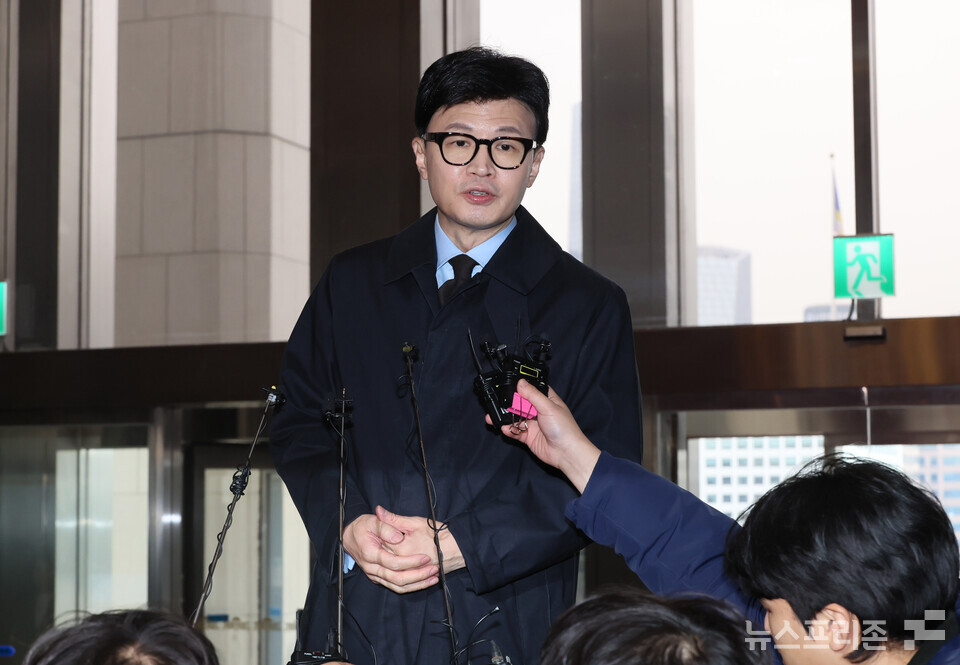 한동훈 법무부 장관이 19일 오후 국회 법제사법위원회 전체회의에 출석하기 전 취재진의 질문에 답하고 있다. (사진=연합뉴스)