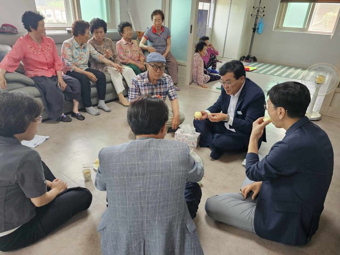 김선민 마산합포구청장이 진동면 경로당을 찾아가 어르신들과 이야기를 나누고 있다.(사진=창원시)