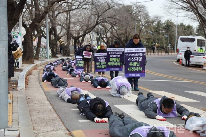 10.29 이태원 참사 유가족협의회와 시민대책위 관계자들이 지난 18일 서울 여의도 국회 둘레에서 특별법 국회 통과를 촉구하며 '오체투지' 행진을 하고 있다. (사진=최문봉 기자)